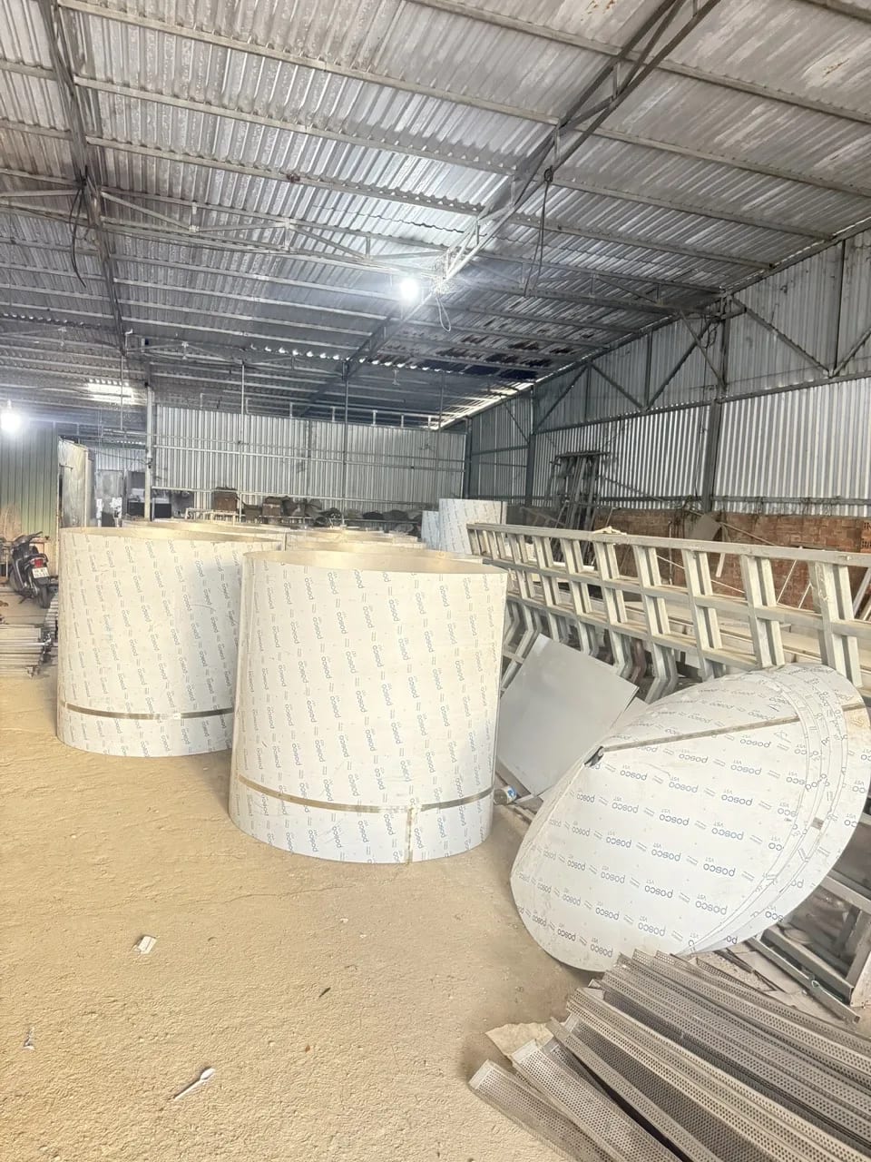 Toàn cảnh xưởng gia công cơ khí Minh Hiếu tại Củ Chi với kết cấu inox và khu vực chế tạo.