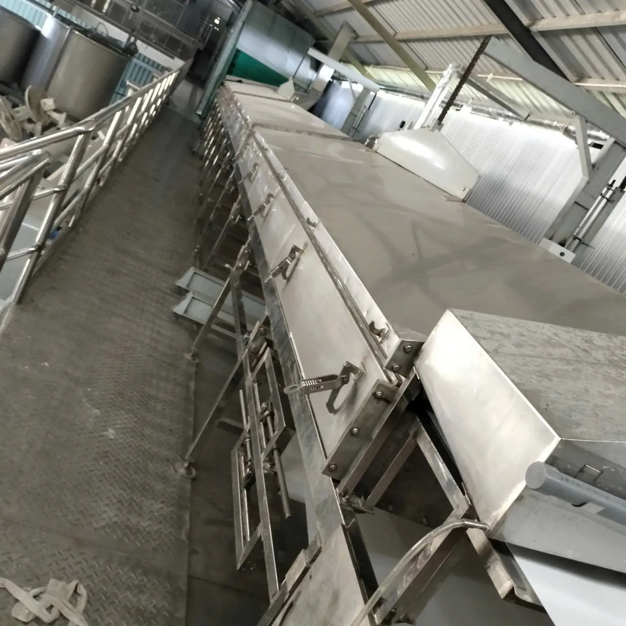Khoang sấy nhiều tầng được lắp đặt thực tế.