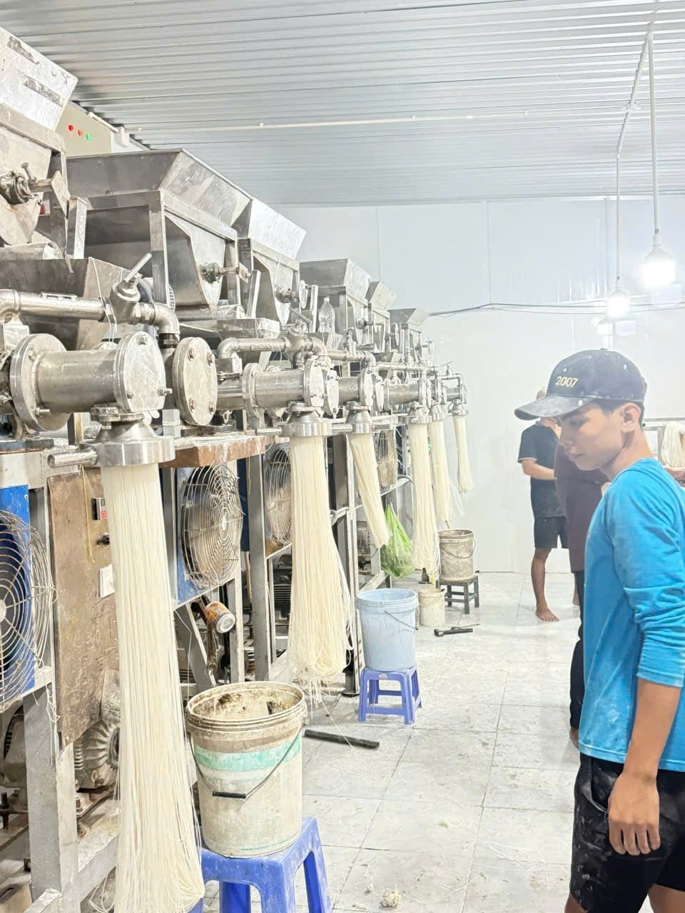 Đầu ra sợi trong dây chuyền sản xuất.