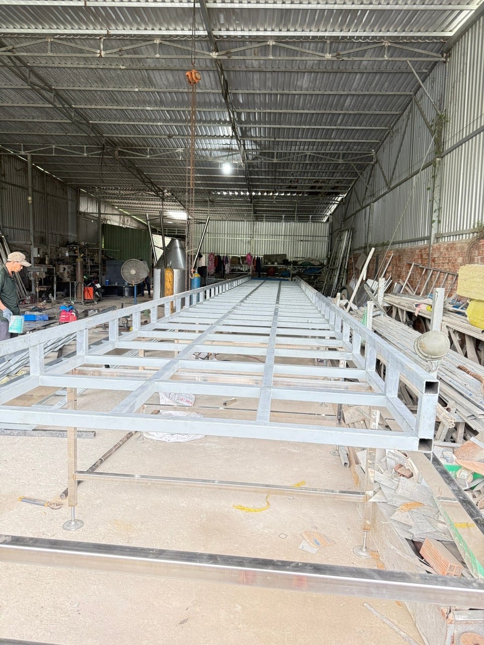 Khung thiết bị đang được gia công tại xưởng.