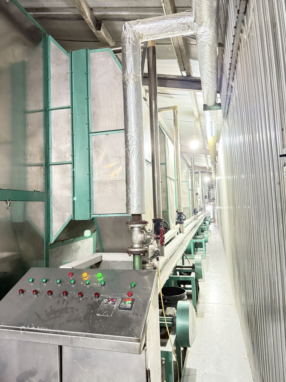 Tủ điều khiển và băng tải thực tế