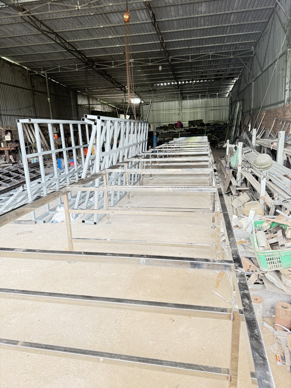 Cụm băng tải đang được lắp ráp